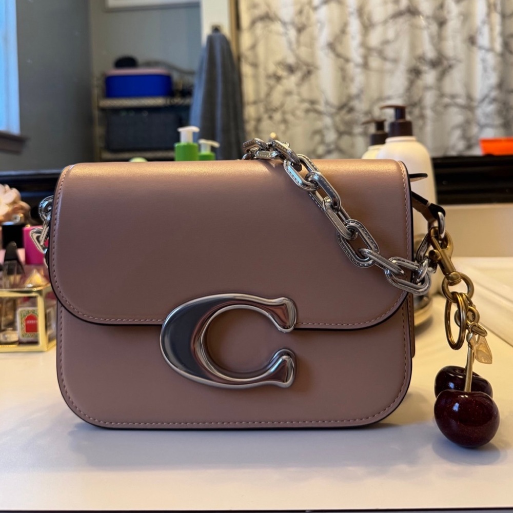 Coach idol bag buff/silver color
